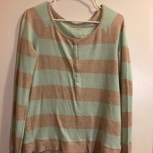 ♡ Long Sleeve American Eagle Cream and Teal Top ♡